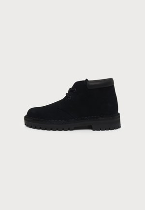 Clarks Originals, DESERT ROCK - Боти с връзки до глезена - black
