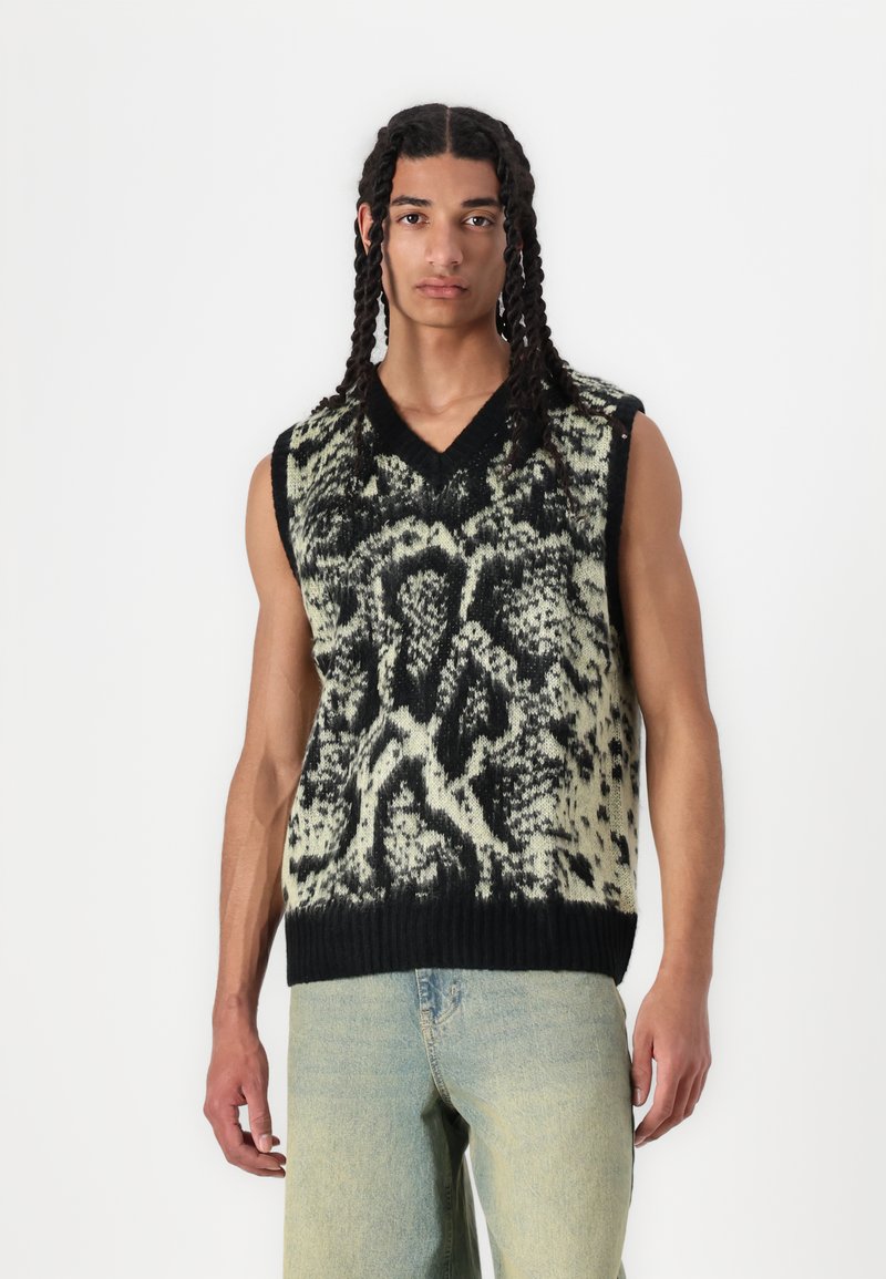 Gebreide mouwloze trui in groen en zwart met een gestructureerd abstract patroon, voorzien van een V-hals en een geribbelde zoom.