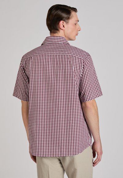 Chemise à manches courtes à motif vichy bordeaux et blanc, dotée d'un col classique et d'un ourlet droit, fabriquée en tissu léger en coton.