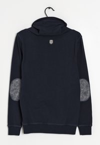 Sudadera nav y con cuello alto, que presenta parches de codo texturizados y un pequeño logo en la parte posterior. Tejido suave y puños acanalados.