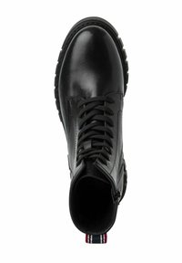 Botas de tobillo de cuero negro con punta redonda, parte superior texturizada, cordones en la parte delantera y una lengüeta de tela a rayas en el talón. Suela de goma duradera.