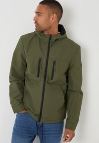 Olivegrüne wasserdichte Jacke mit Kapuze, zwei vorderen Reißverschlusstaschen, schwarzen Reißverschlüssen und Zugkordel-Saum. Glattes synthetisches Material, modernes Design.