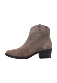 Botte cheville en daim marron avec un bout pointu, des coutures de style western et un petit talon carré. Dispose d'une languette à l'arrière pour un enfilage facile.