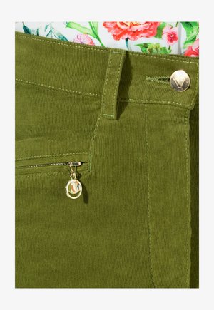 I pantaloni in corduroy verde oliva presentano una tasca con zip, cuciture decorative e un bottone in metallo dorato con un'accente logo.
