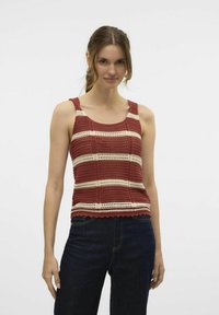 Gehaakte tanktop in rode en crèmekleurige strepen, met een ronde halslijn, brede schouderbanden en een gegolfde zoom. Draag je met donkere jeans.
