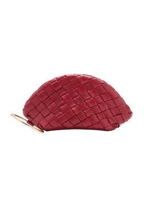 Rote geflochtene Leder-Clutch in runder Form mit einem Ring aus goldenem Metall. Glatte Textur und ein kompliziertes Muster auf der Oberfläche.