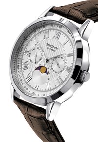 Montre chronographe argentée avec un cadran blanc texturé, index en chiffres romains, fonction jour/date et un bracelet en cuir brun. Résistante à l'eau jusqu'à 50 mètres.