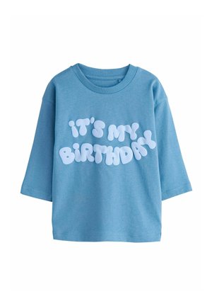 Blaues Baumwoll-T-Shirt mit kurzen Ärmeln und einem Blasentext-Design in Weiß, auf dem steht: „it's my BIRTHDAY“.