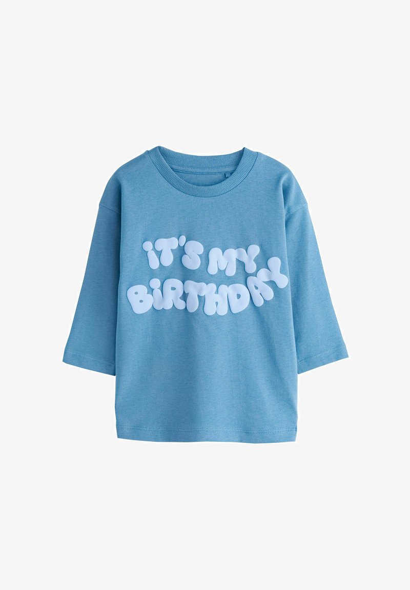 Niebieski bawełniany T-shirt z krótkimi rękawami, ozdobiony tekstem wypukłym z napisem „it's my BIRTHDAY” w białym kolorze.