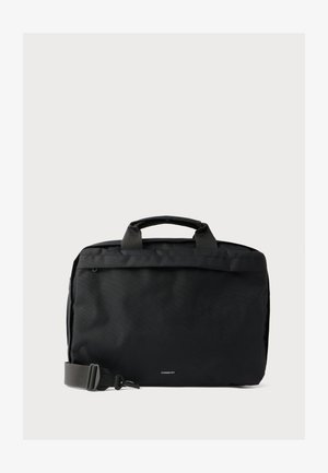 Juoda kurjerio rankinė iš tvirtos medžiagos, su paminkšlintomis rankenomis, reguliuojama petneša ir logotipo detalėmis priekyje.