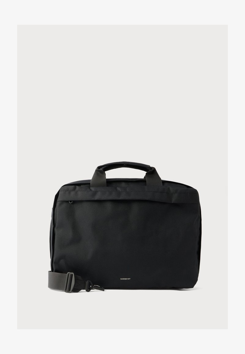 Juoda kurjerio rankinė iš tvirtos medžiagos, su paminkšlintomis rankenomis, reguliuojama petneša ir logotipo detalėmis priekyje.