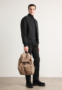 Calvin Klein Jeans SPORT ESSENTIALS FLAP  - Mochila - savannah tan