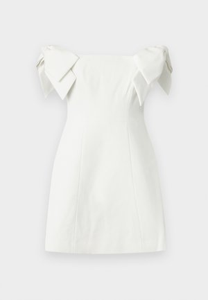 Biała mini sukienka z odkrytymi ramionami, z usztywnionym gorsetem i dużymi kokardami na obu ramionach, dopasowana sylwetka.