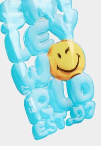 Llavero de acrílico con letras brillantes de color azul claro que dicen "HELLO WORLD EST. 97" y un emoji sonriente amarillo en el centro.