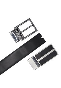 Zwarte leren riem met een gestructureerd patroon, voorzien van een zilveren metalen sp buckle en twee verwisselbare gespontwerpen, waarvan één een rechthoekige vorm heeft.