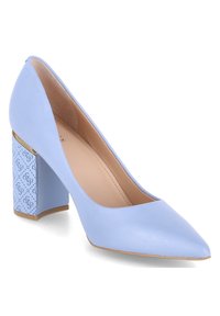 Escarpin bleu clair pour femme à bout pointu avec talon bloc présentant un motif embossé et un accent doré près du haut du talon.