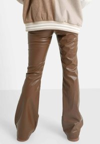 Bruine nepleer flared broek met een gladde, glanzende structuur, voorzien van een hoge taille en subtiele plooien voor extra detail.