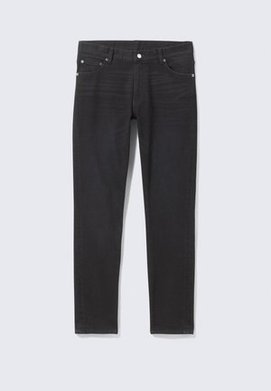 Jeans de denim preto com um corte slim, apresentando bolsos frontais, fecho de botão e detalhes de costura discretos ao longo das costuras laterais.