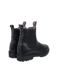 Czarne skórzane botki za kostkę z elastycznymi panelami bocznymi, teksturowaną podeszwą i różowymi akcentami przeszycia na tylnej pętli.