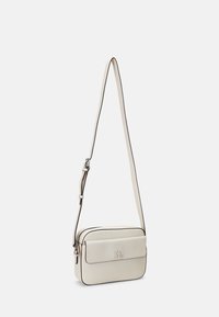 Vit imitationsläder crossbody-väska med rektangulär form, en framfick med dragkedja och en silverlogo-accent. Justerbar rem med kontrasterande trim.