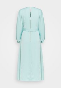 En lång, mintgrön klänning i mjukt tyg, med dragkedja bak, nyckelhålskrage och elastiska manschetter på puffärmar.