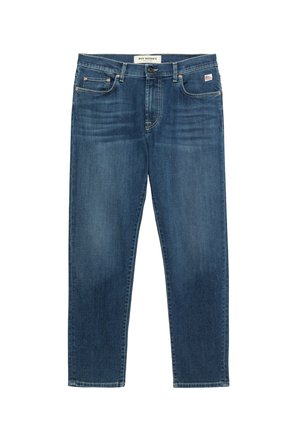 Jeans in denim blu scuro con design a gamba dritta, caratterizzati da cuciture arancioni, cinque tasche e un'etichetta con il marchio sulla cintura.