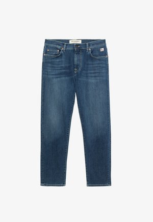 Jeans in denim blu scuro con design a gamba dritta, caratterizzati da cuciture arancioni, cinque tasche e un'etichetta con il marchio sulla cintura.