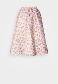 Una gonna rosa pastello con un motivo floreale in accenti viola e dorati, caratterizzata da un elastico in vita e una silhouette svasata a A.