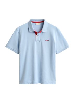 Polo bleu clair en coton, avec un col intérieur rouge, des manches courtes et un petit logo rouge sur le côté gauche de la poitrine.