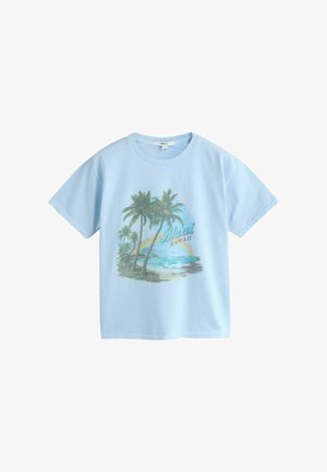 Hellblaues kurzärmeliges T-Shirt mit Palmen, Meereswellen und dem aufgedruckten Text "Maui Hawaii" auf der Vorderseite.