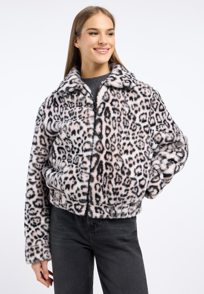 Leopardprint faux fur jas met een cropped ontwerp, pluizige textuur, brede kraag en elastische zoom, gecombineerd met zwarte jeans.