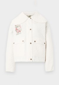 Λευκό καπιτονέ μπουφάν με φαρδύ γιακά, μεταλλικά κουμπιά με πατητό κούμπωμα, δύο τσέπες με καπάκι και λουλουδάτο πατς "Barbour Farm Rio" στο αριστερό στήθος.