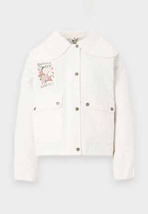 Fehér, steppelt kabát széles gallérral, fém patentgombokkal, két zsebfedővel és virágmintás „Barbour Farm Rio” felvarróval a bal mellrészen.