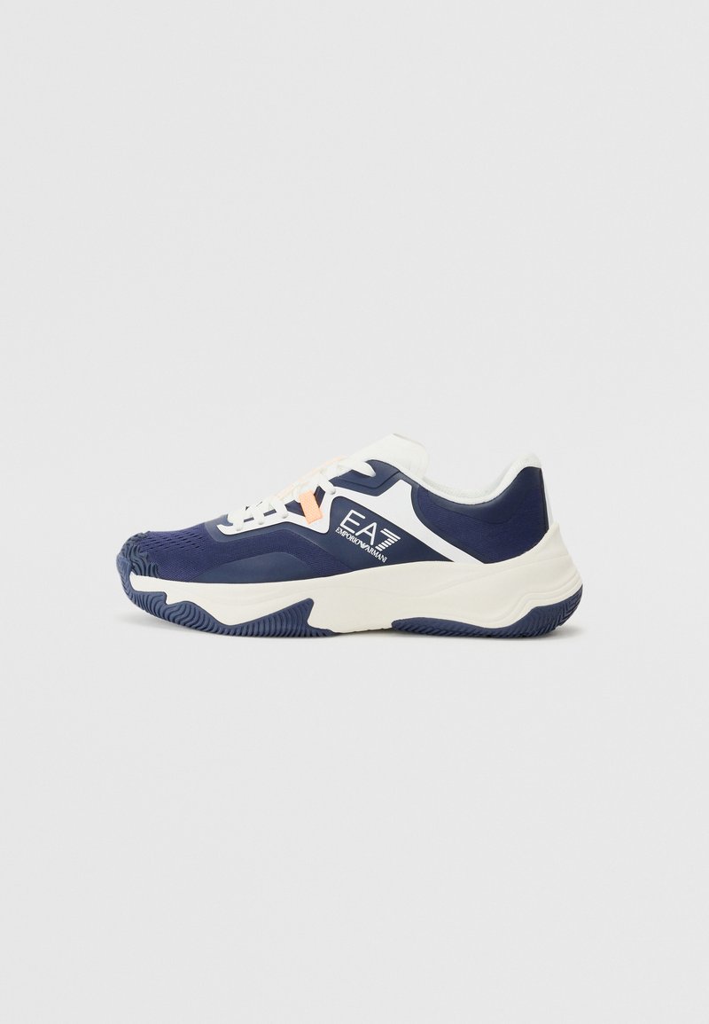 Pantofi sport navy cu accente albe, din material mesh și sintetic, design cu șireturi, talpă din cauciuc texturat, având un logo EA pe lateral.