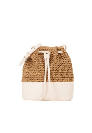 Borsa a secchiello intrecciata marrone con base in pelle bianca, chiusura con coulisse bianca e tracolla regolabile in pelle bianca.