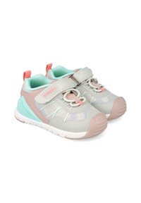 Zapatillas deportivas ligeras para niños en gris y rosa. Cuentan con una parte superior de malla transpirable, correas ajustables y una suela de goma texturizada.
