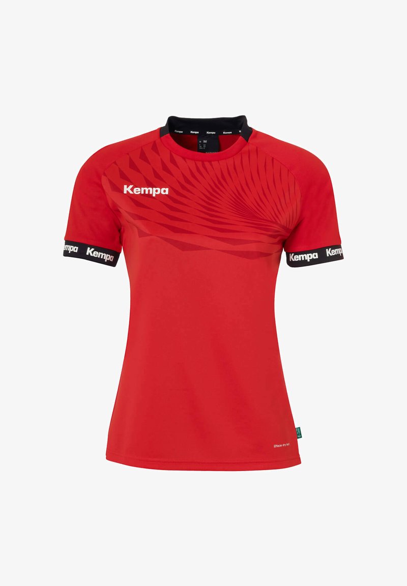 Camiseta deportiva roja de manga corta, con un patrón en espiral, cuello y puños negros. Logotipo "Kempa" en el frente y en las mangas.