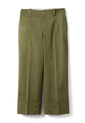 Olivgrüne, kurz geschnittene Hose mit breiten, umgeschlagenen Säumen, Gürtelschlaufen und verdecktem vorderem Verschluss auf weißem Hintergrund.