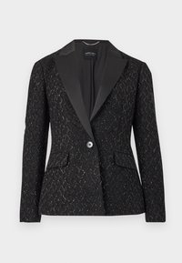 Zwarte blazer met een gestructureerd patroon, satijnen revers, twee voorkantzakken, enkele knoopsluiting en subtiele metalen accenten.