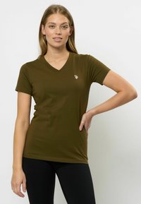 Olijfgroene V-hals T-shirt van soepel materiaal met korte mouwen; heeft een klein geborduurd logo op de linkerborst.