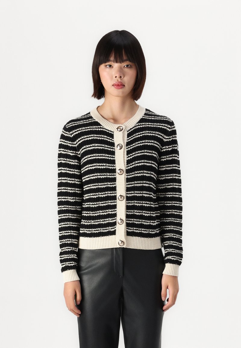 Zwart-wit gestreepte cardigan met een geribbelde crèmekleurige kraag en manchetten, voorzien van ronde knopen aan de voorkant en een gestructureerde stof.