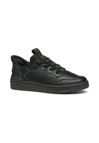 Sneaker nera con tomaia in pelle liscia, punta arrotondata e design con lacci. Caratterizzato da una suola testurizzata e marchio laterale.