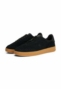 Zapatillas de ante negro con suela de goma, que presentan un perfil bajo, puntera redondeada y diseño de cordones, realzadas con detalles perforados.