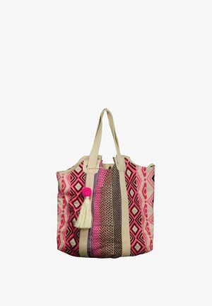 Vilttas met roze, bruine en beige geometrische patronen, beige handvatten en een witte kwast met een roze pompon eraan bevestigd.