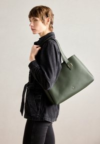 Unselected, dark green