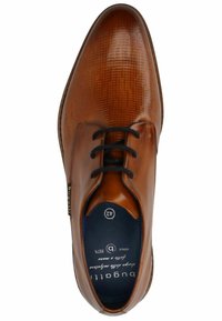 Chaussure habillée en cuir marron avec une texture crocodile, dotée de lacets noirs, d'un bout rond et d'une semelle lisse. Intérieur étiqueté taille 42.