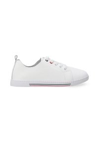 Białe sneakersy z teksturowanym skórzanym wierzchem, okrągłym noskiem, płaską podeszwą i szarym wyściółką. Posiadają czerwone i granatowe paski na podeszwie.