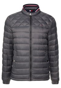 Gevoerde, doorgestikte grijze jas met een opstaande kraag, ritssluiting en contrasterende bies. Voorzien van zijzakken en een logodetail op de borst.