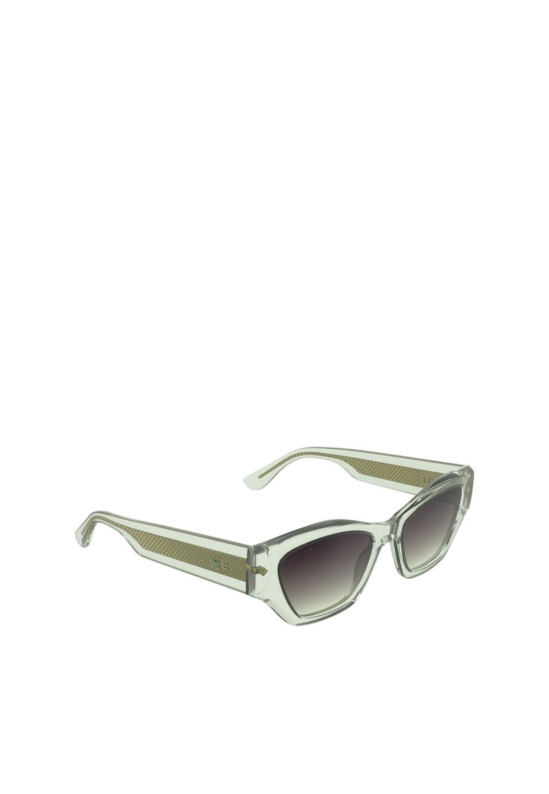 Lunettes de soleil transparentes au design géométrique, avec des verres à dégradé foncé et des accents verts texturés sur les branches. Forme angulaire unique et matériau léger.