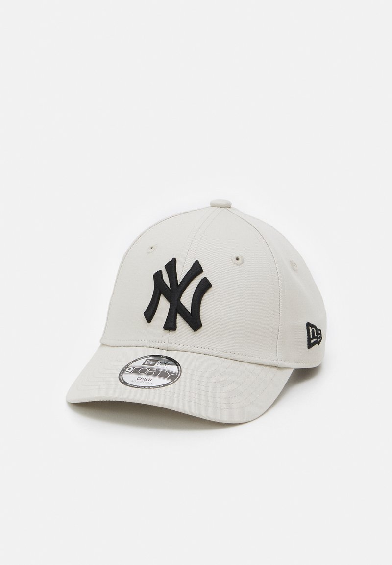 Cappello da baseball beige con logo "NY" ricamato in nero, corona arrotondata, fori di ventilazione cuciti e visiera curvata. Stile 9FORTY per bambini.